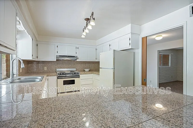 3 bed, 2.0 bath, 1705 sqft, $1,750 — Photo 3