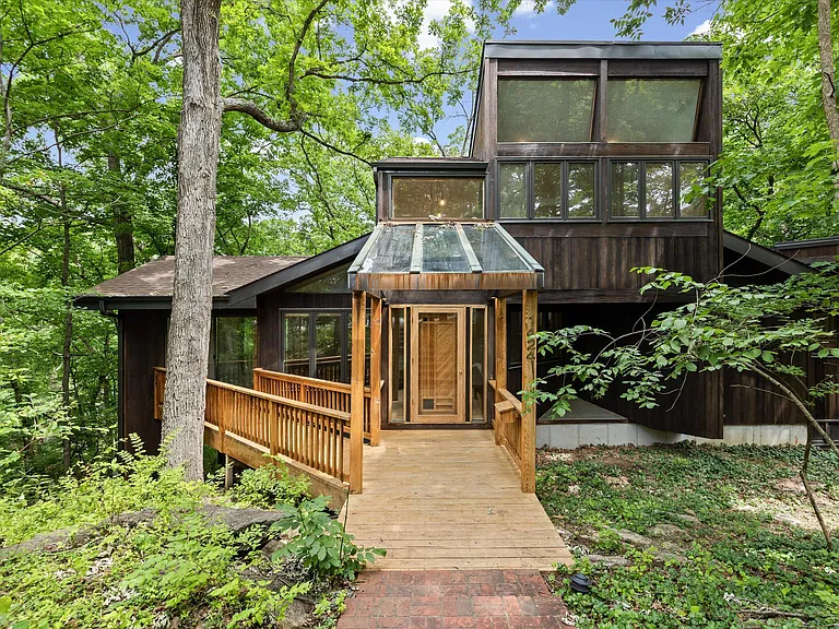 1424 Bradford Dr — Photo 4