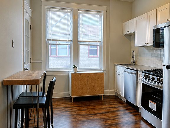 2nd image of 901 N Leavitt St #3