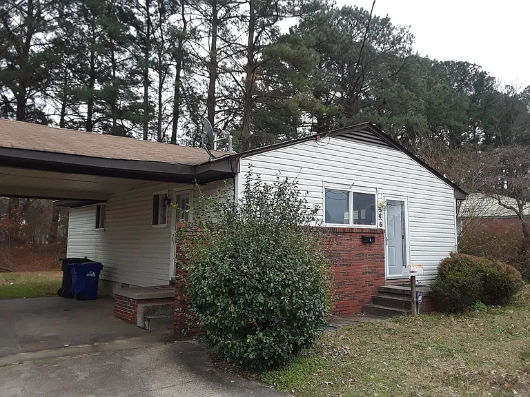 545 McLean St — Photo 2