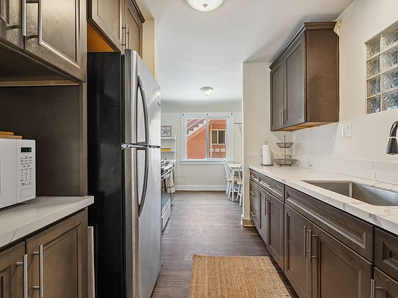 5th image of 718 Zanzibar Ct