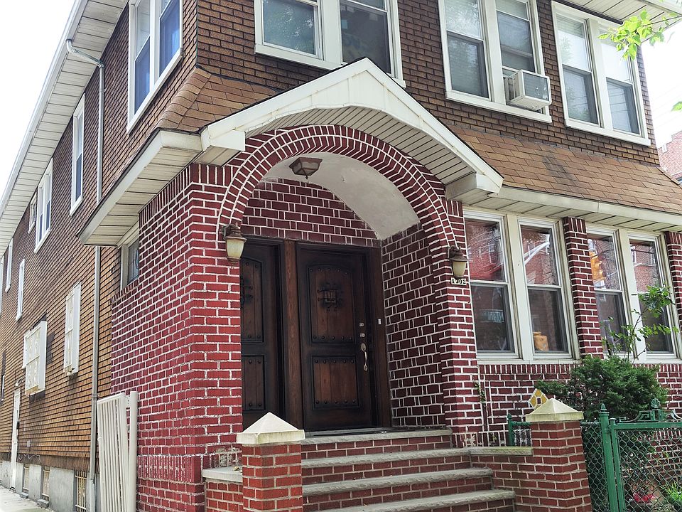 2-fam cornered detached home