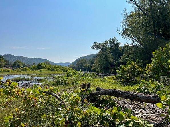 Howell St, Alderson, WV 24910