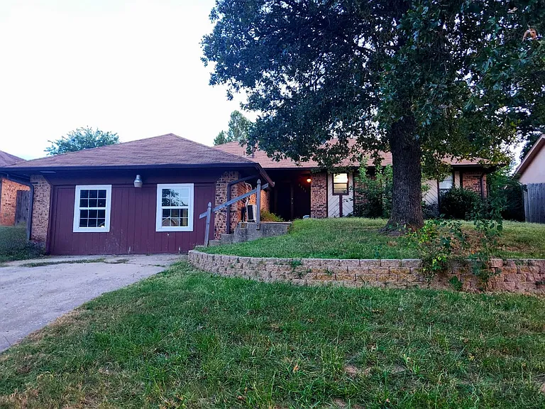 1116 Hawthorne Dr — Photo 1