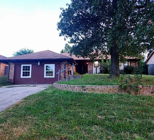 1116 Hawthorne Dr Photo 1