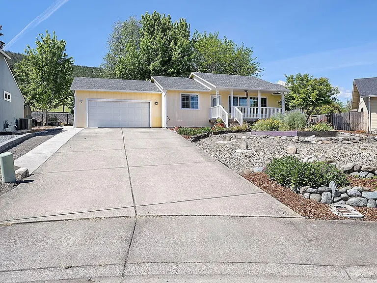 305 Blackberry Ct — Photo 2