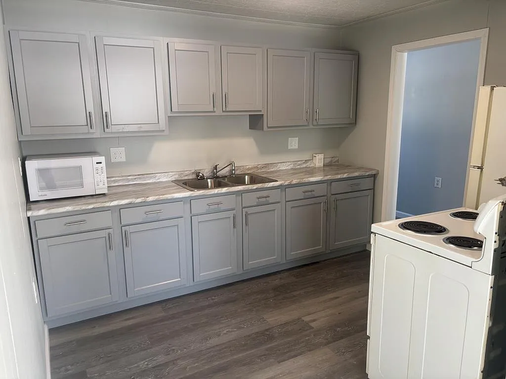 3 bed, 1.0 bath, 1014 sqft, $975 — Photo 3