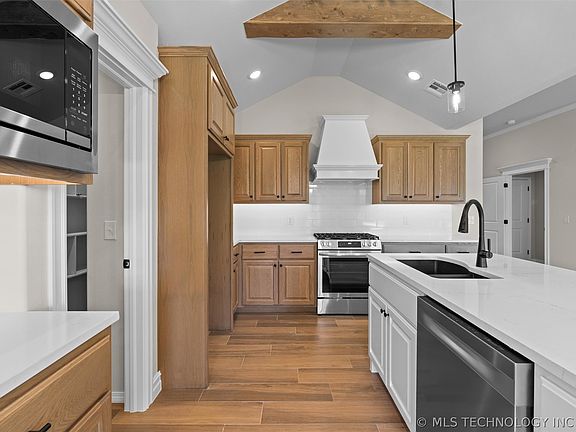 3rd image of 5827 Coldspring Ln