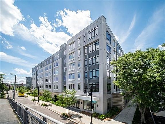 4th image of 180 Telford St #503