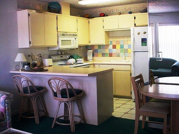 breakfast bar, dining area and kitchen