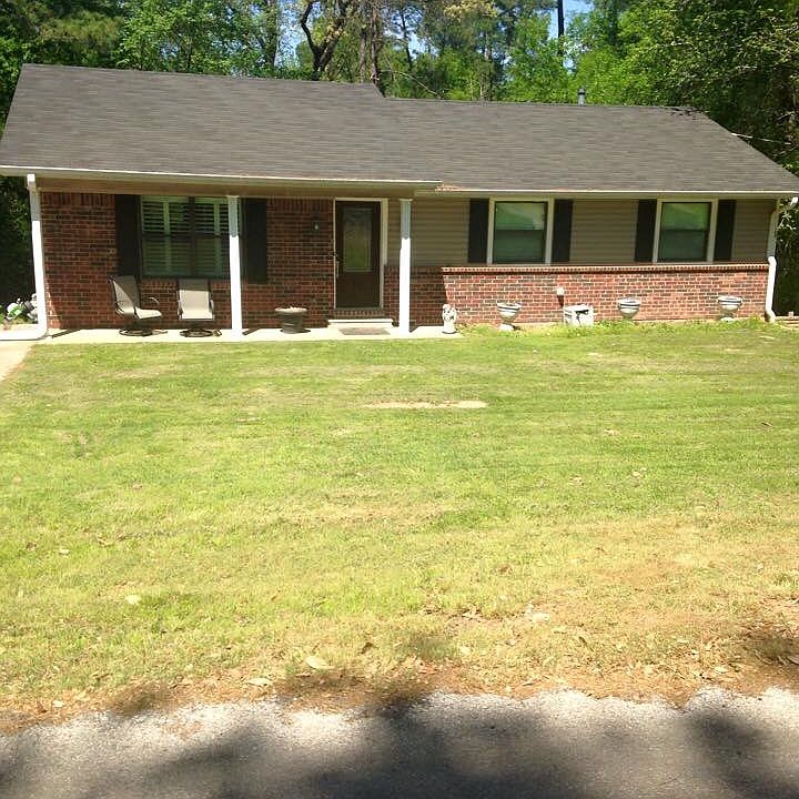 Large yard w/ cvrd patio