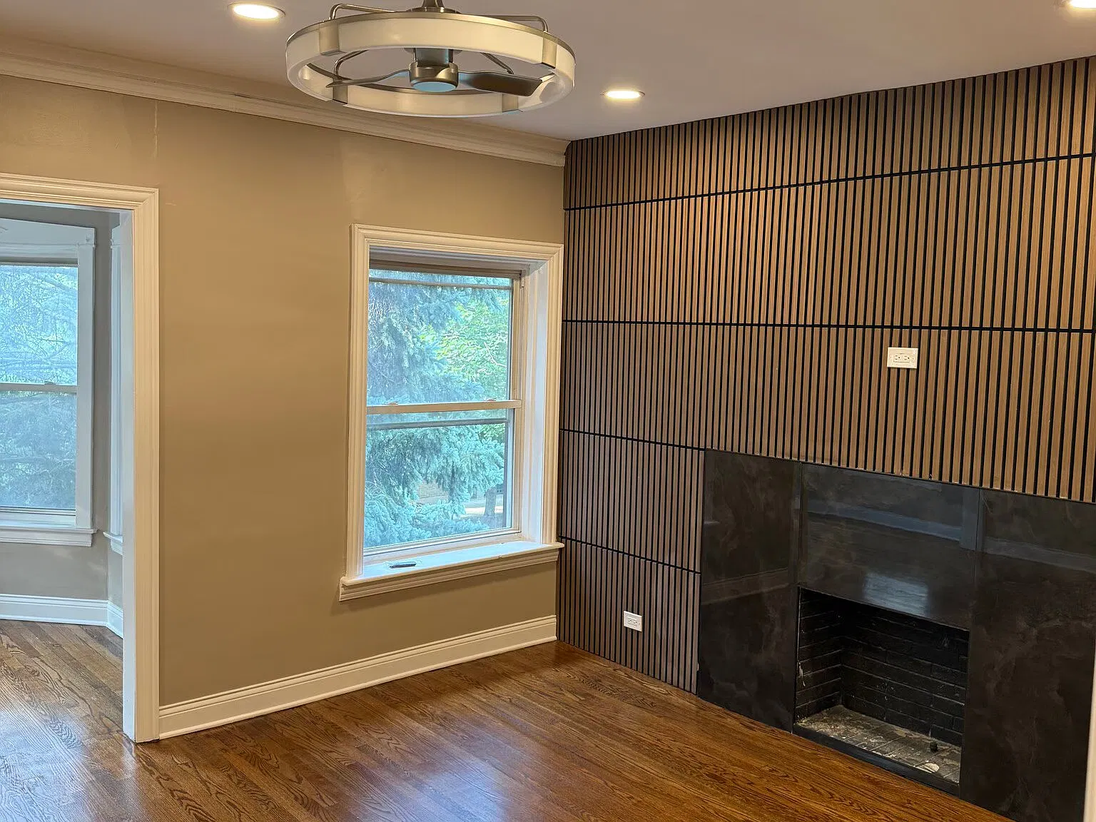 Newly Remodeled 3 Bedroom 2 Bath Unit In Edgewater — Photo 1