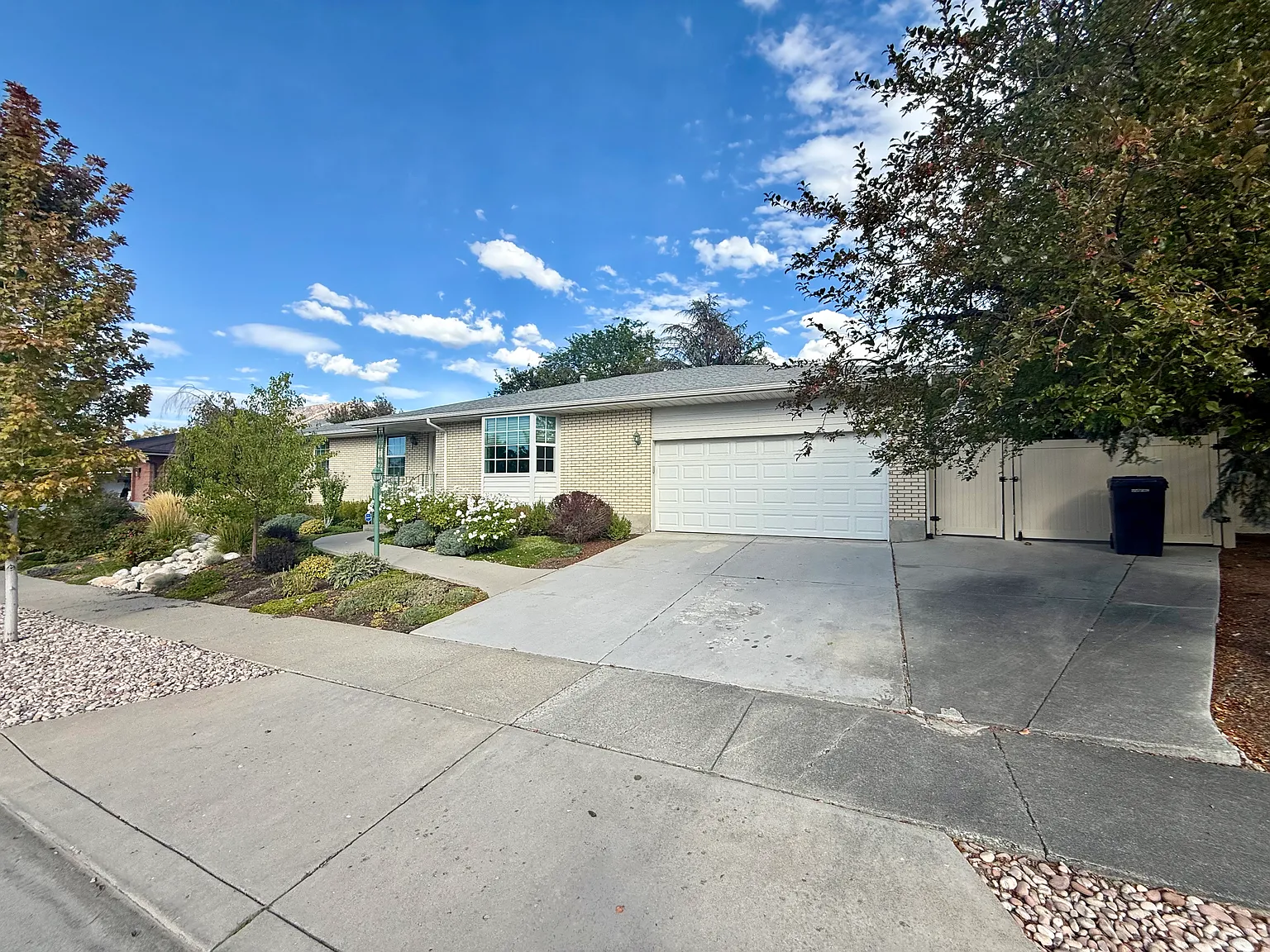 6 bed, 3576 sqft, $4,200 — Photo 2