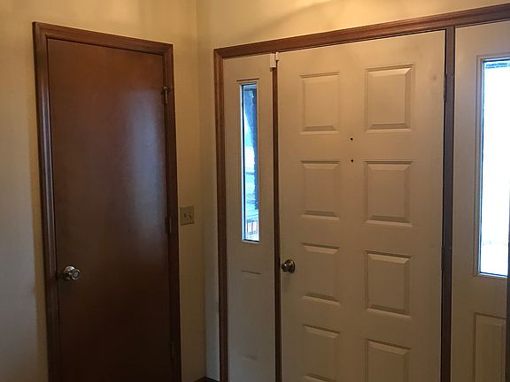 Front door w/coat closet