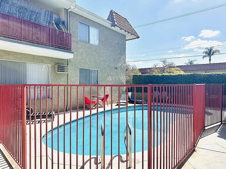 Lido Apartments - 10535 Rose Ave — Photo 13