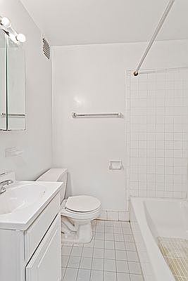 5th image of 321 E 83rd St #C1