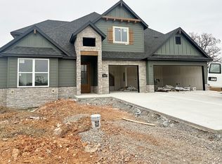 300 Jenna Ln, Gravette, AR 72736