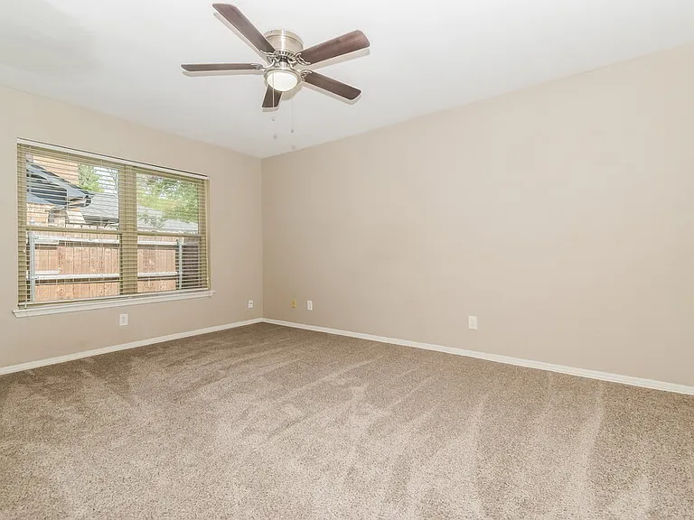 511 Rosewood Ln — Photo 9