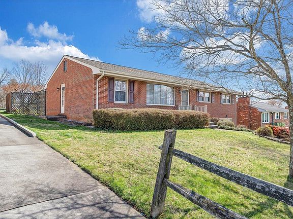 3rd image of 5225 Pin Oak Dr