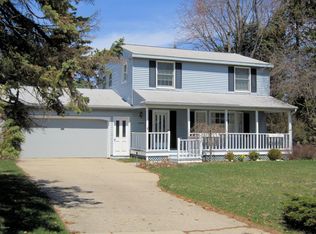 17977 Mohawk Dr, Spring Lake, MI 49456