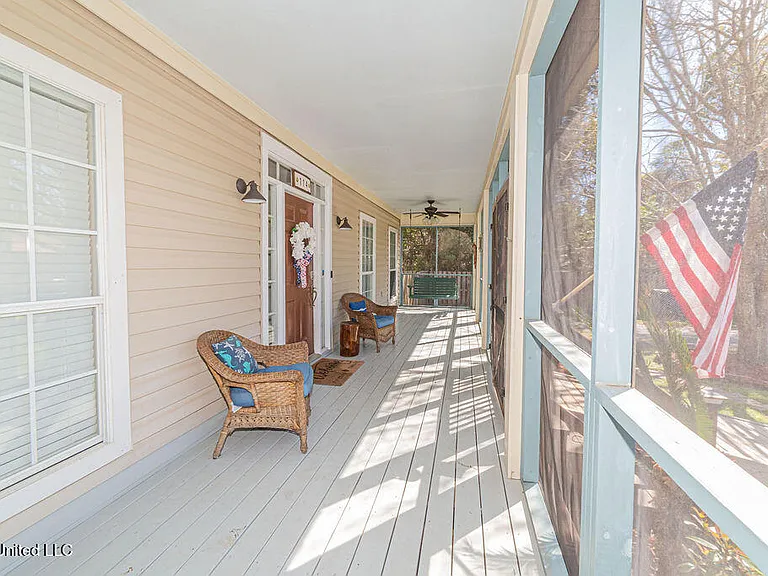 114 Menge Ave — Photo 4