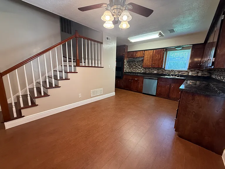 1502 Parkside Dr — Photo 7