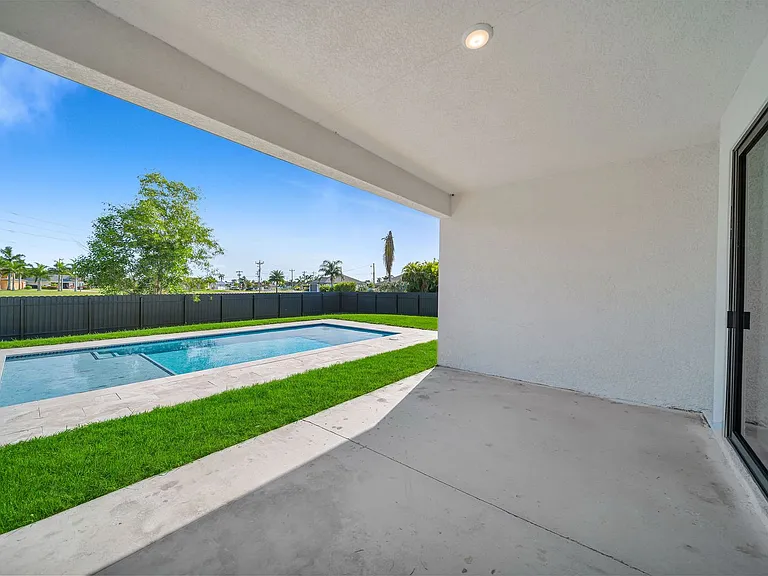 2504 SW 32nd St — Photo 32