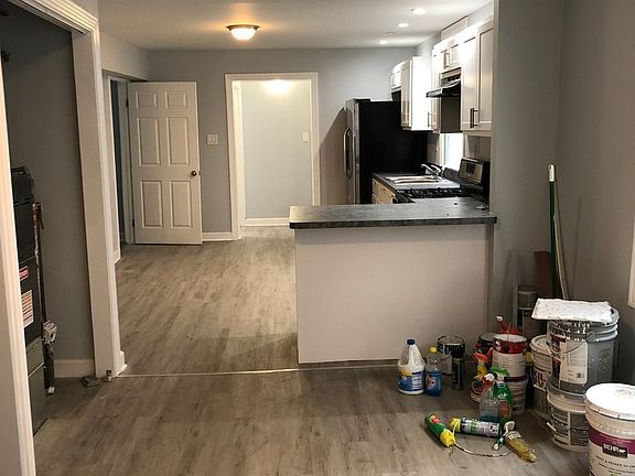 4th image of 555 W 42nd St #1