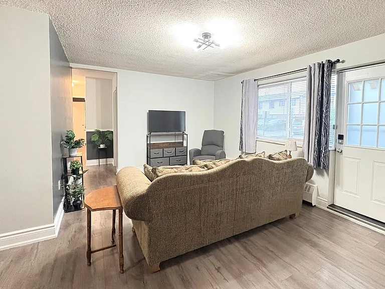 936 Glen St #106 — Photo 7