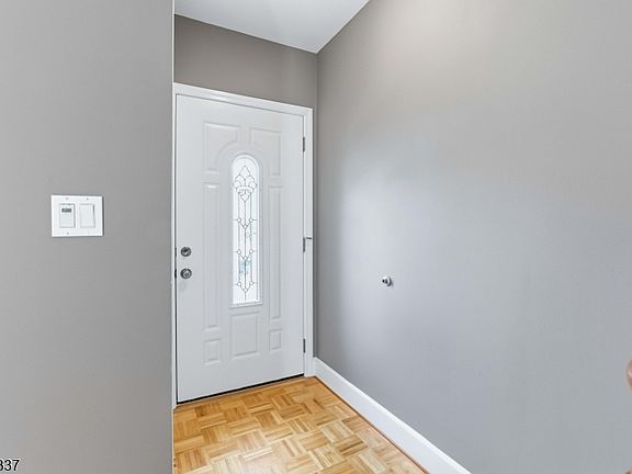 4th image of 33 Franklin Ave