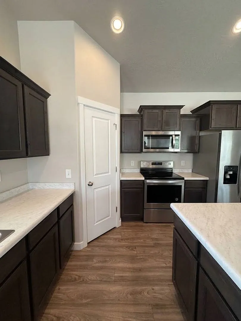 Looking for space, comfort, and mountain views without giving up your commute to SLC? — Photo 3