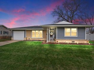 582 Birchwood Ave, Elk Grove Village, IL 60007