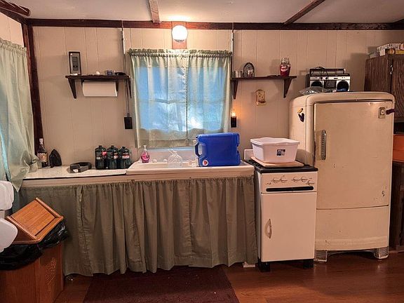 3rd image of 992 Ames Cir