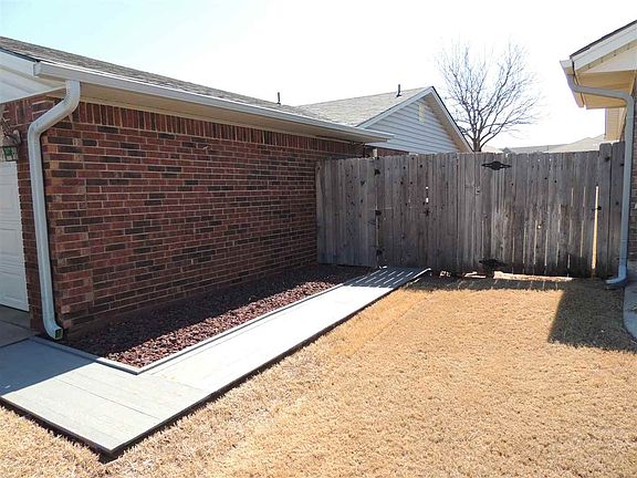 3rd image of 3922 SW Parkridge Blvd