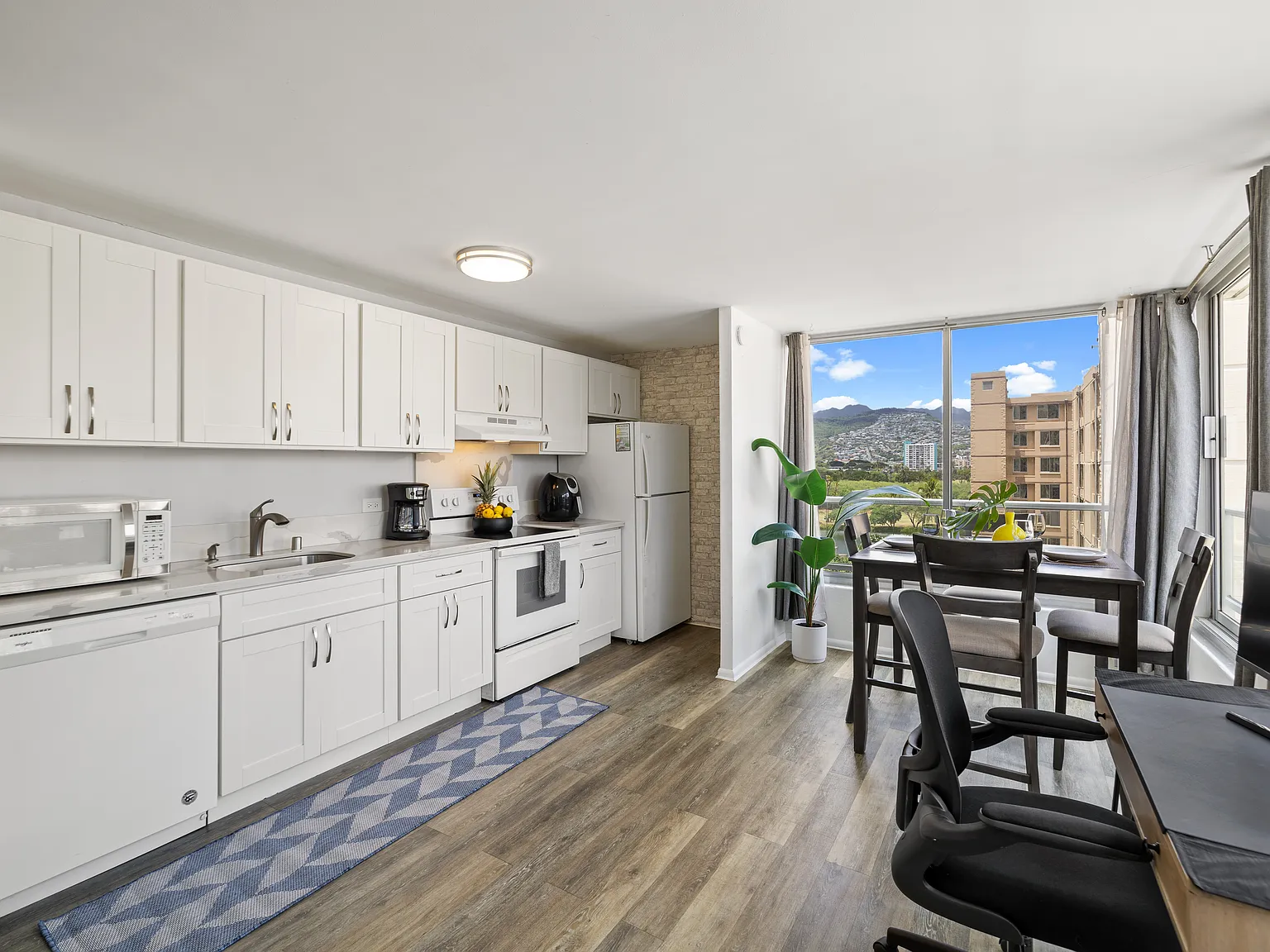 1 bed, 590 sqft, $2,450 — Photo 2