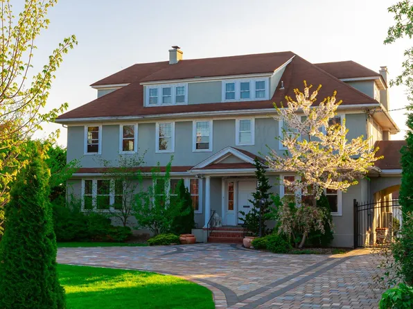 44 S Montgomery Avenue, Bay Shore, NY 11706