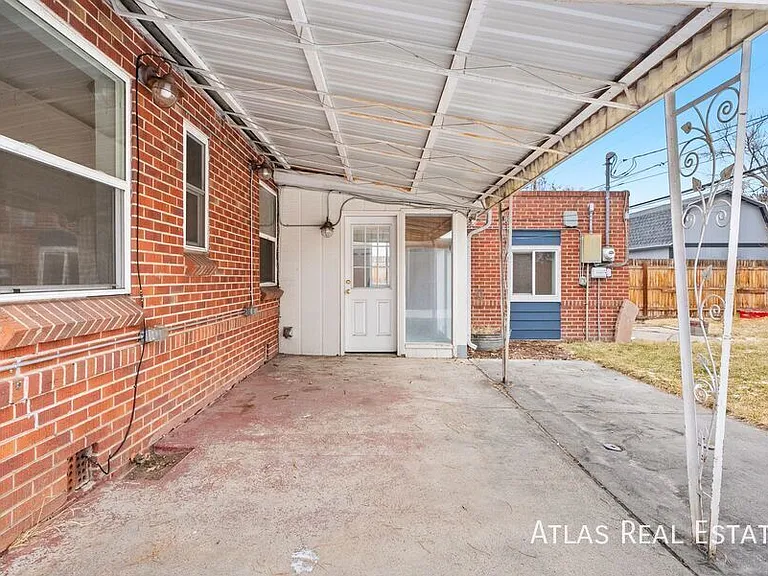 2020 N Oneida St — Photo 29