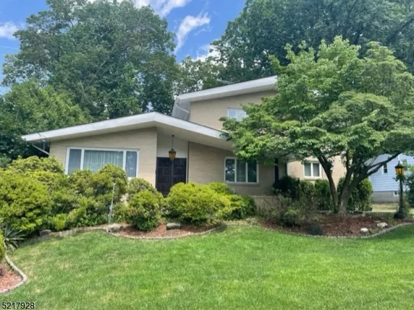 50 Macarthur Dr, Clifton City, NJ 07013