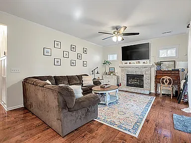 1927 Oak Tree Ln — Photo 9