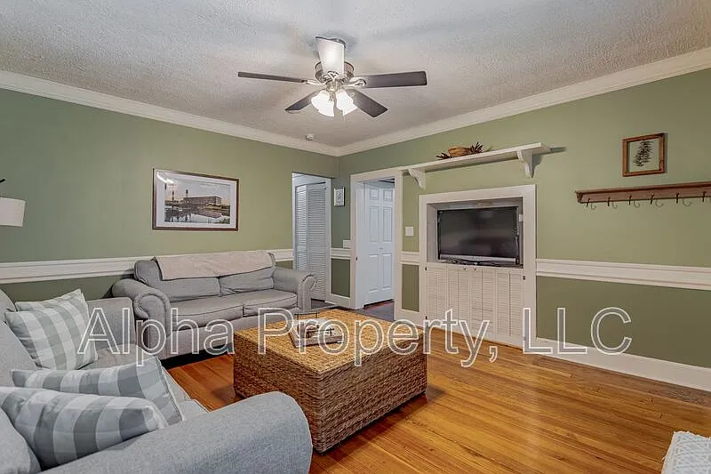 3 bed, 2.0 bath, 1450 sqft, $1,825 — Photo 2