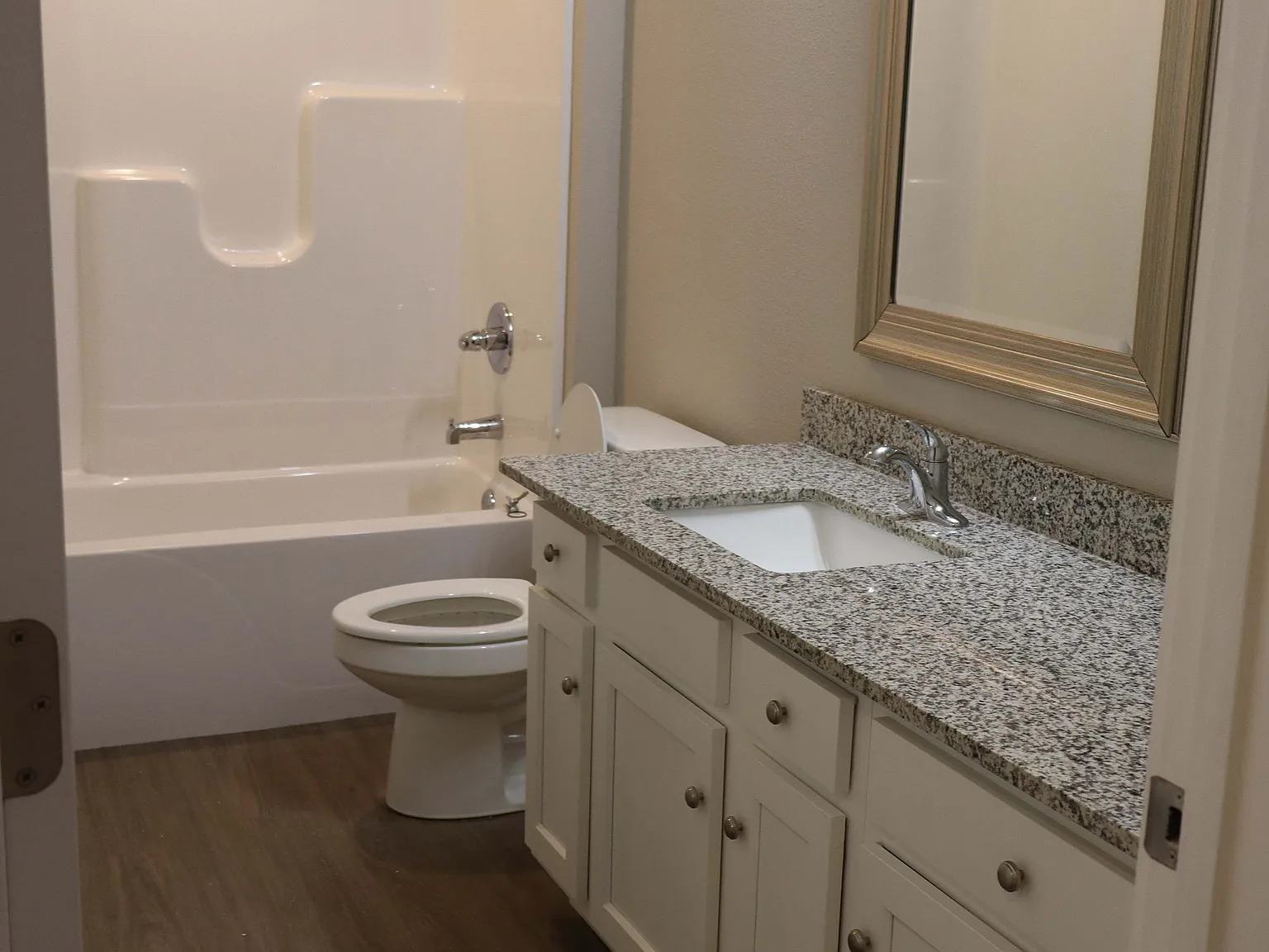 3 bed, 1100 sqft, $1,200 — Photo 4