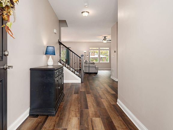 2nd image of 638 Kelburn Ln