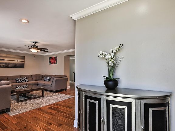 4th image of 3950 Regalway Dr
