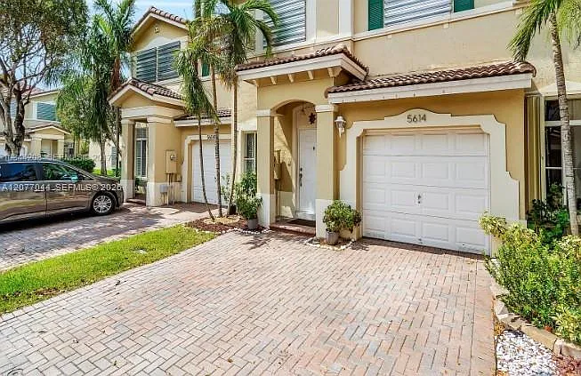 Doral Northeast Townhomes — Photo 3