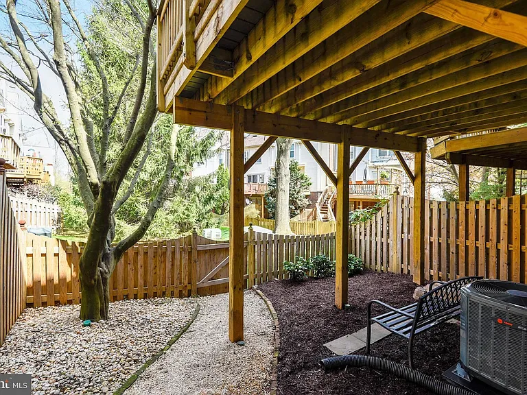 11906 Matthews Ct — Photo 15