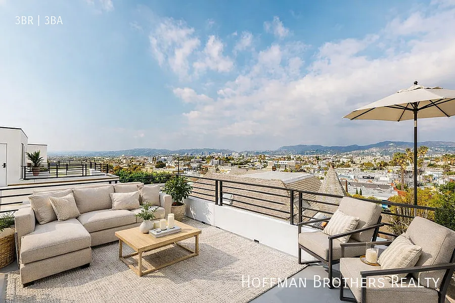 Modern 3BR/3BA Townhouse w/ Rooftop Deck, Garage & In-Unit Laundry — Photo 4
