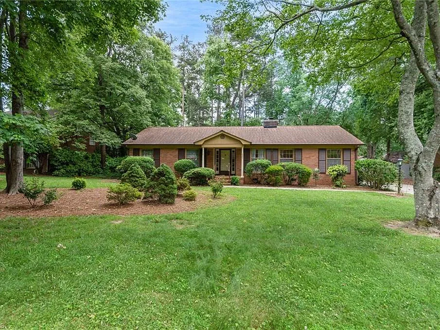 605 Woodvale Dr. — Photo 1