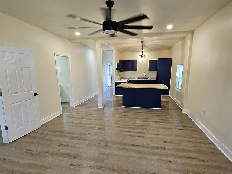 1025 Avenue E — Photo 2