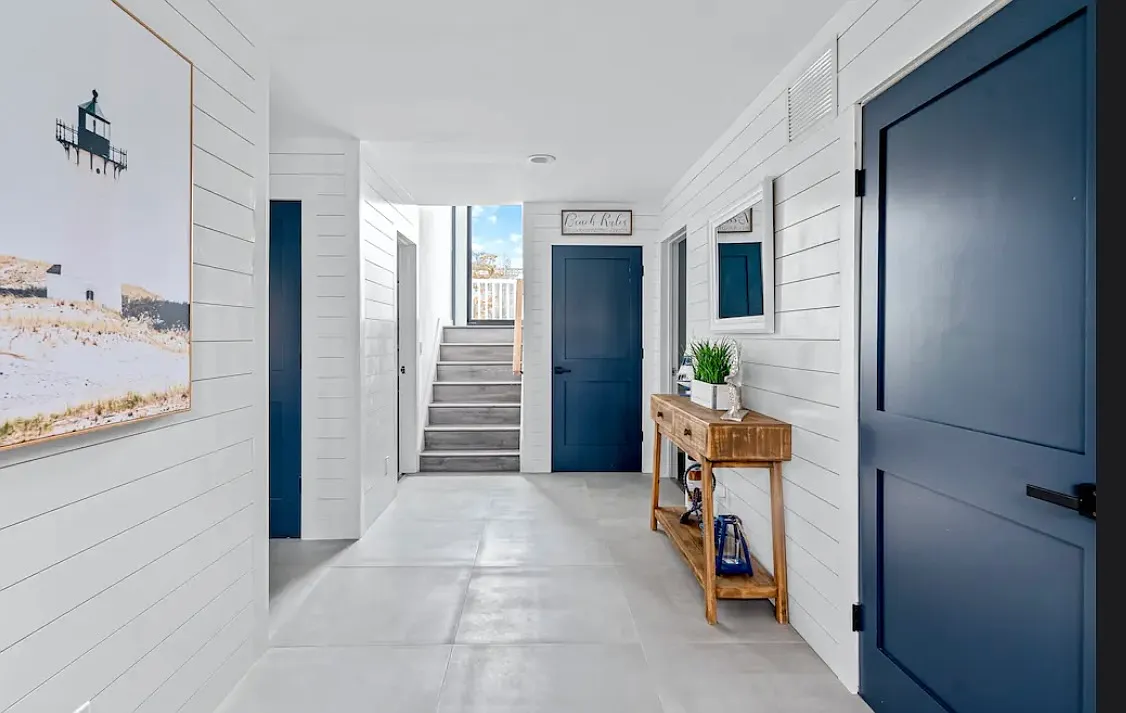 Full Renovated 5-Bedroom, 3-Full Bath, Pool, walk to beach, resta — Photo 2