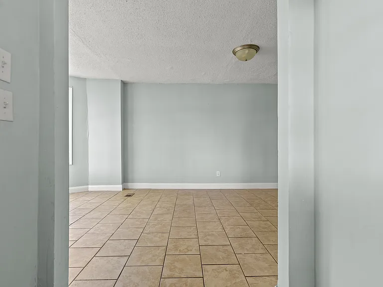 172 S Aiken Dr — Photo 3